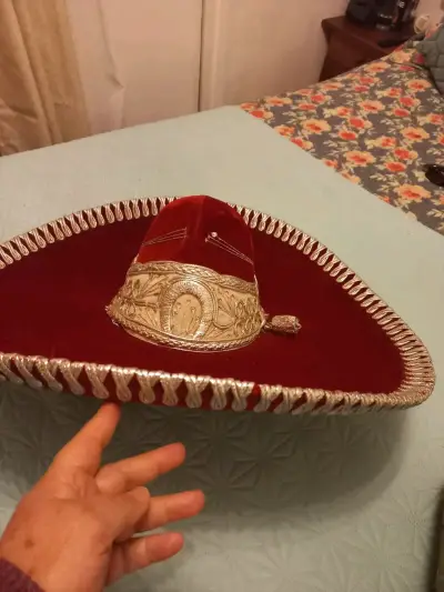 Sombrero charro mexicano rojo y dorado - miniatura 2