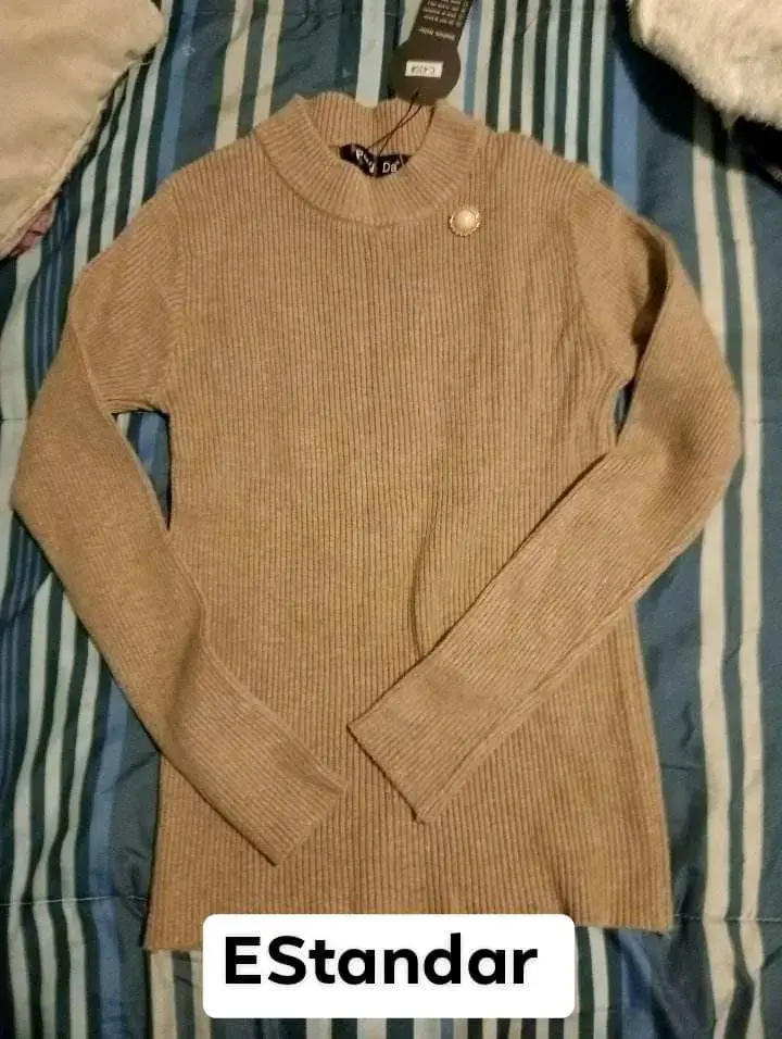 Suéter beige de lana con cuello alto - 1