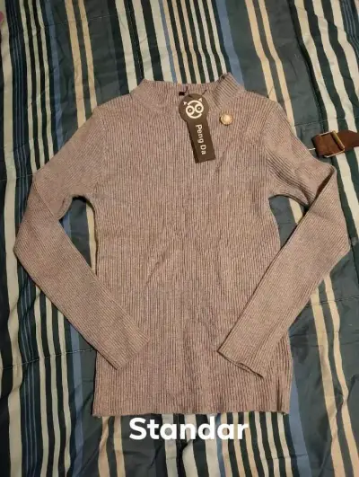 Suéter beige de lana con cuello alto - miniatura 2