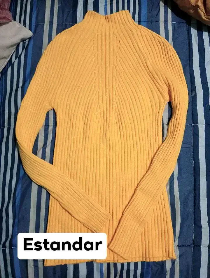 Suéter beige de lana con cuello alto - 3