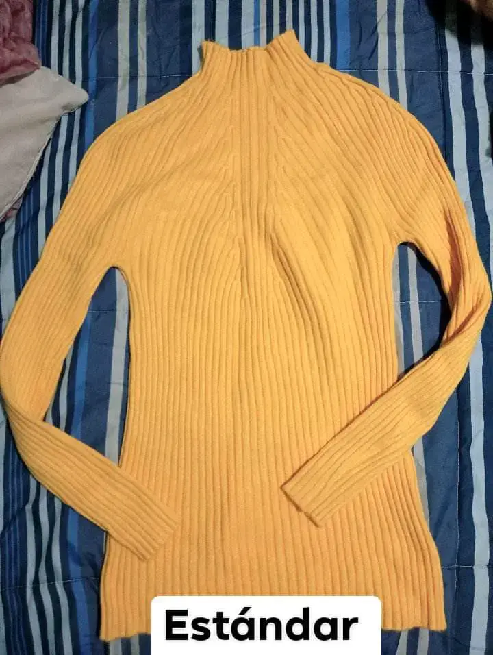 Suéter beige de lana con cuello alto - 4