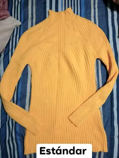 Suéter beige de lana con cuello alto - miniatura 4