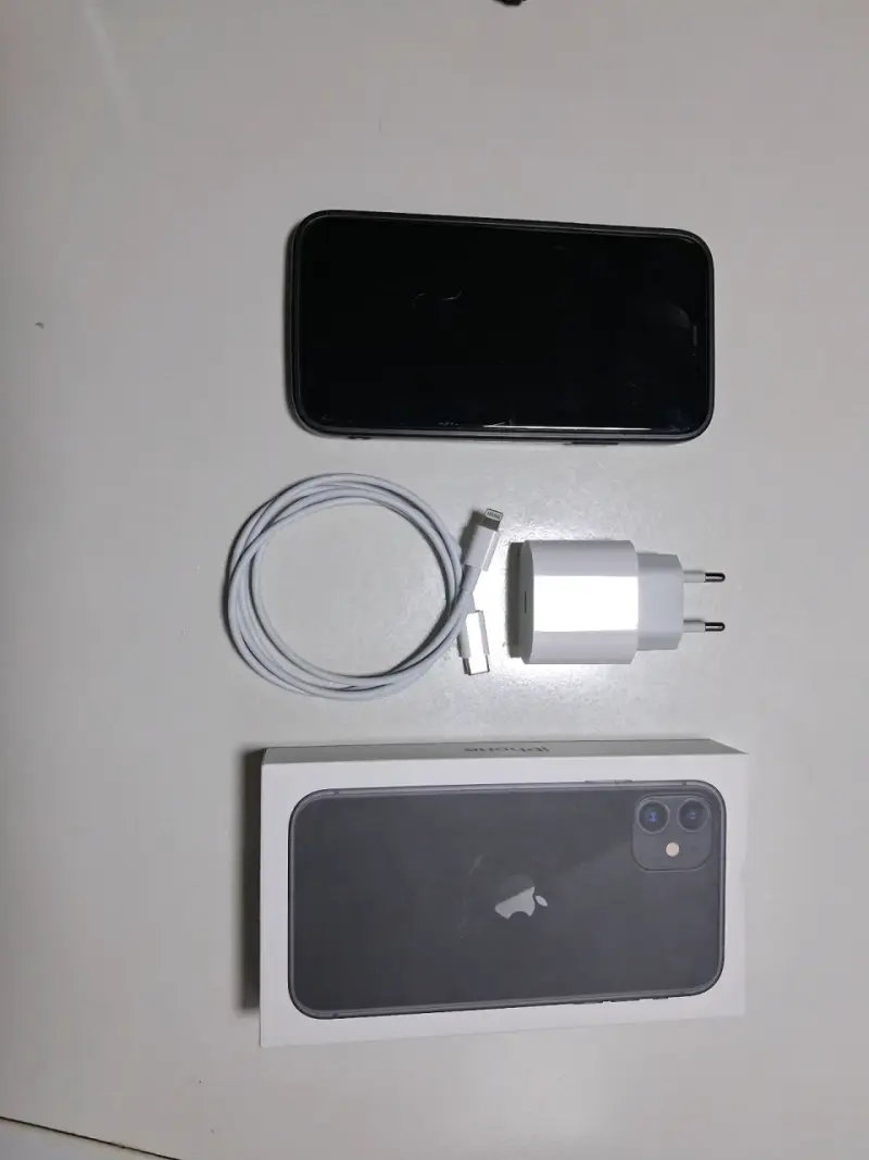 iPhone 11 con cargador y caja original - 1