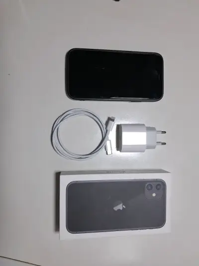 iPhone 11 con cargador y caja original - miniatura 1