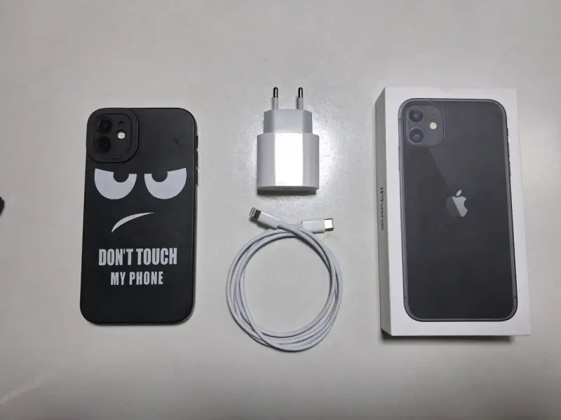 iPhone 11 con cargador y caja original - 2