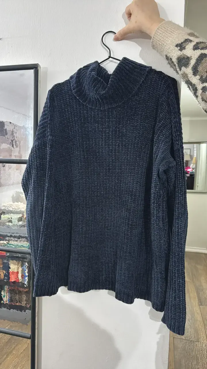 Suéter de lana azul oscuro con cuello alto