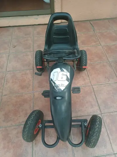 Kart a pedales infantil negro Racing Star - miniatura 1