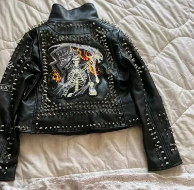 Chaqueta de cuero negra con tachuelas y diseño - miniatura 1