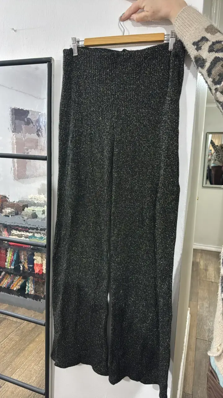Pantalones anchos negros brillantes