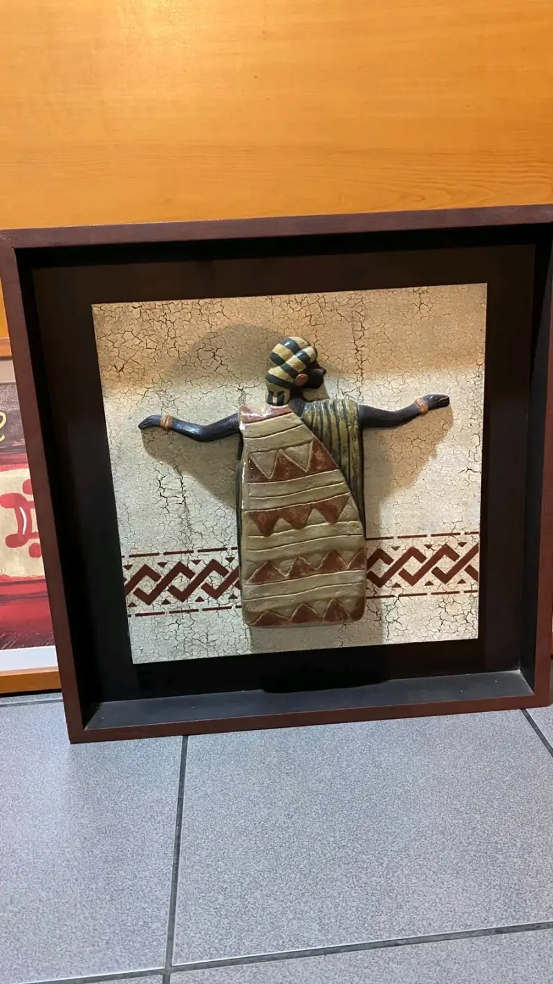 Cuadro decorativo con figura en relieve - 1