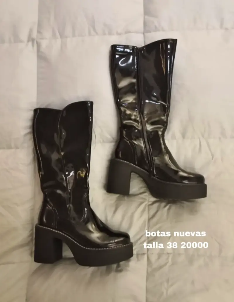 Botas negras de charol con plataforma