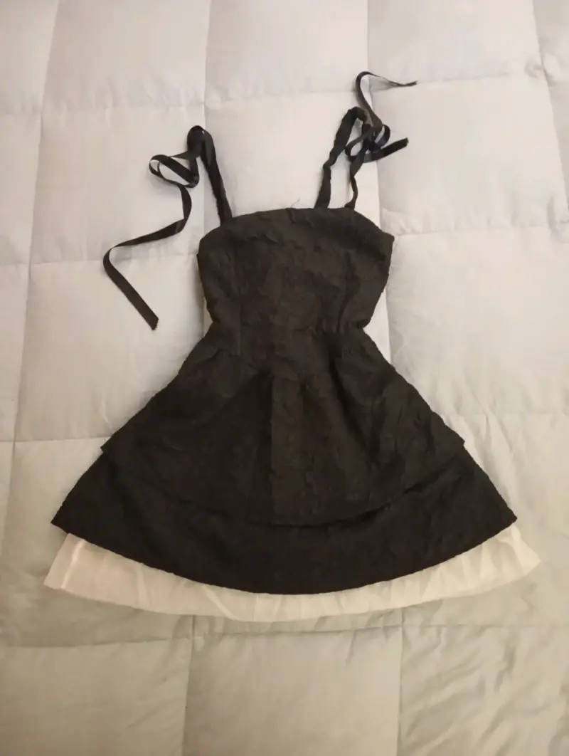 Vestido negro con tirantes ajustables - 1