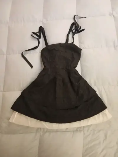 Vestido negro con tirantes ajustables - miniatura 1