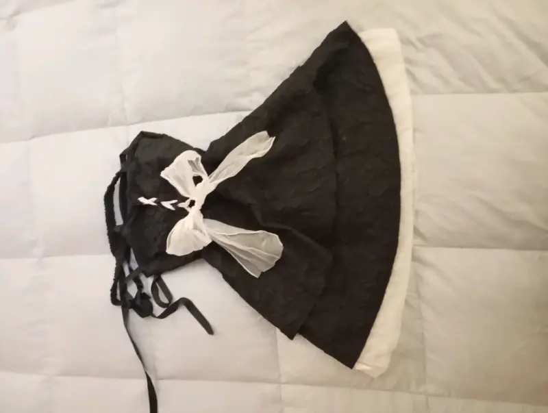 Vestido negro con tirantes ajustables - 2
