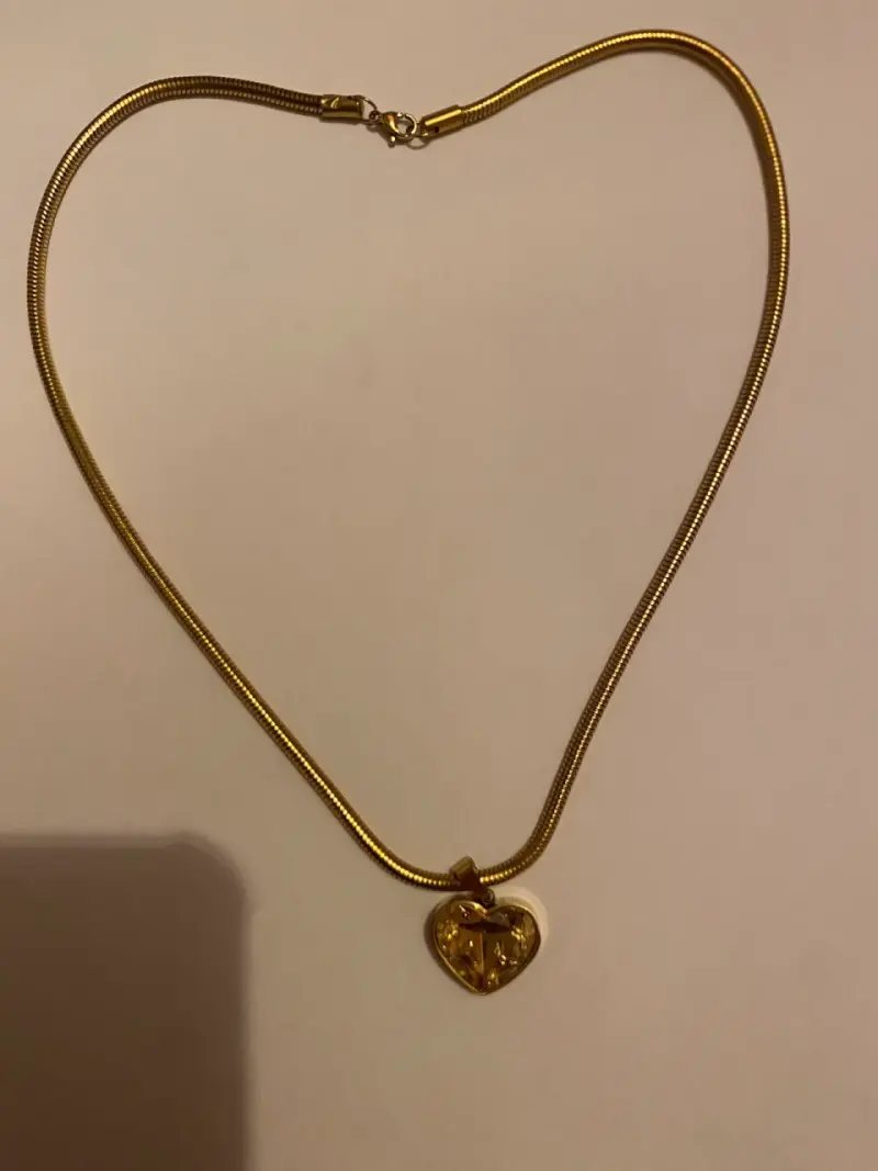 Collar dorado de corazón - 1