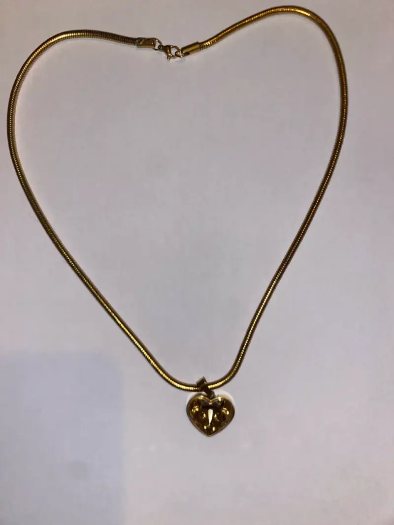 Collar dorado de corazón - 3