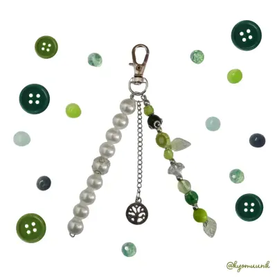 Llavero decorativo con perlas y cuentas verdes - miniatura 1
