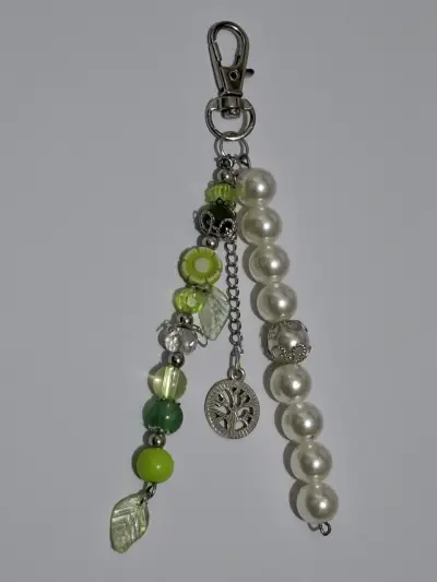 Llavero decorativo con perlas y cuentas verdes - miniatura 2
