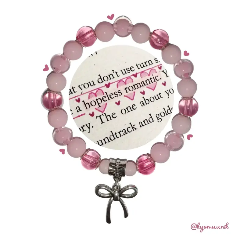 Pulsera de cuentas rosadas con dije de lazo
