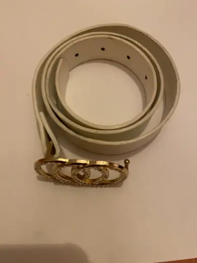 Cinturón blanco con hebilla dorada y brillantes - miniatura 3