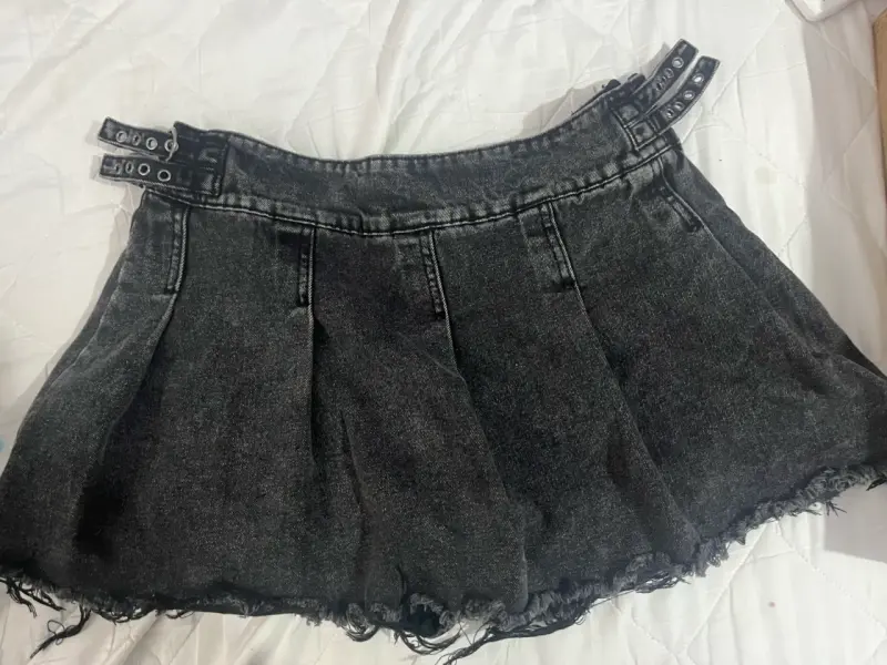 Falda corta de mezclilla negra con hebillas - 1