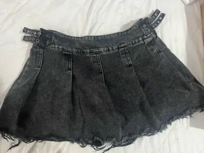 Falda corta de mezclilla negra con hebillas - miniatura 1