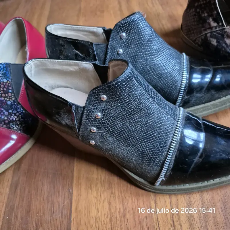 Botines negros de cuero con textura y tachas - 1