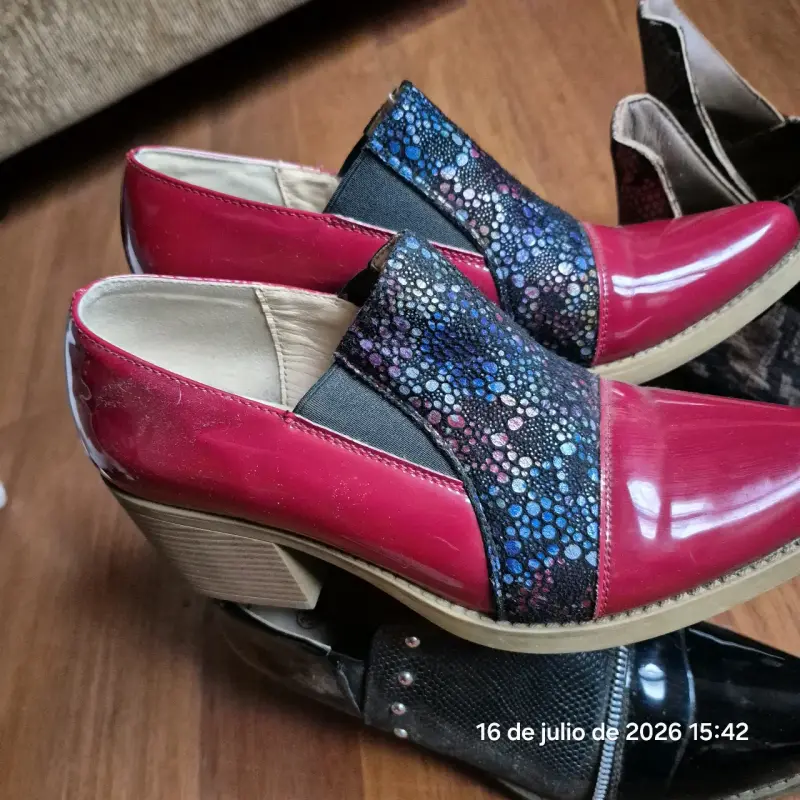 Botines negros de cuero con textura y tachas - 2