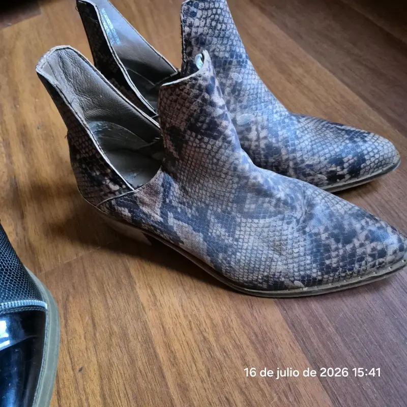 Botines negros de cuero con textura y tachas - 3