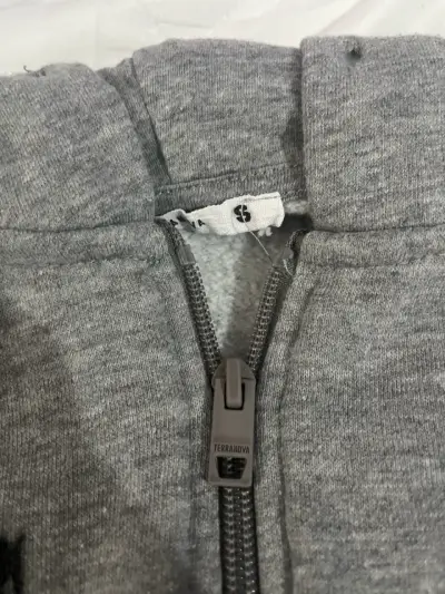 Polerón gris con capucha y diseño tribal - miniatura 2