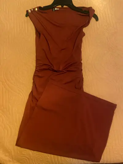 Vestido largo burdeo con botones dorados - miniatura 1