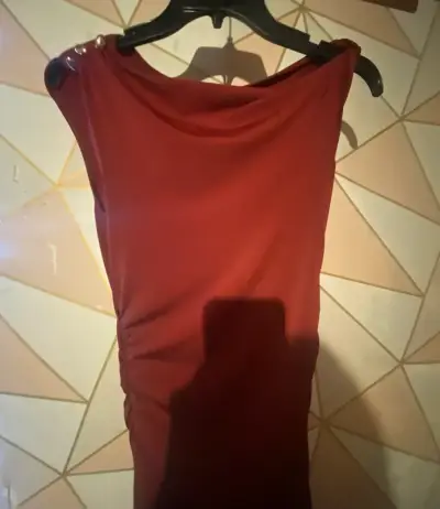 Vestido largo burdeo con botones dorados - miniatura 4