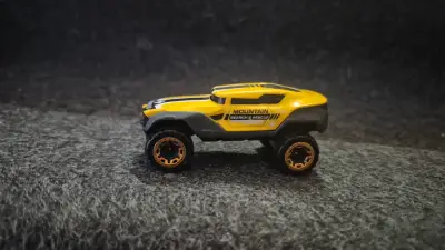 Set de autos de juguete coleccionables - miniatura 2