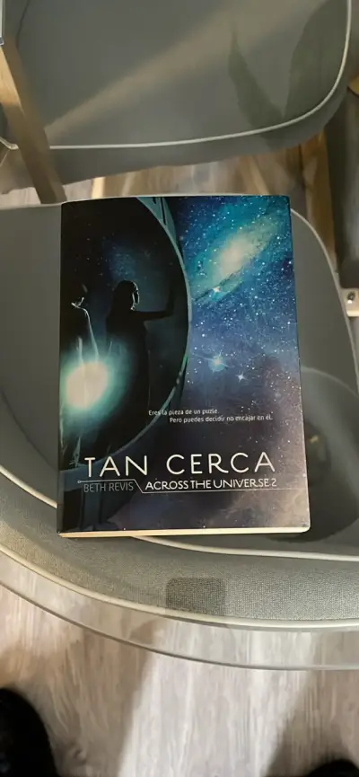 Libro 'Tan Cerca' de Beth Revis - miniatura 1