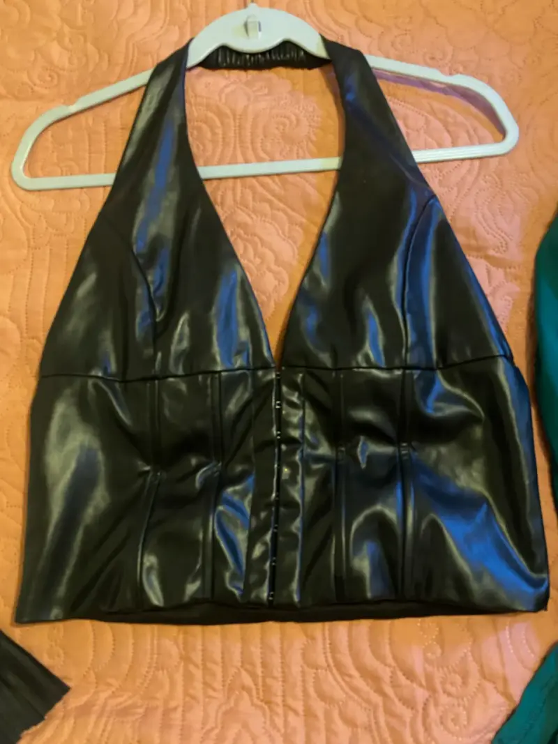 Top de cuero sintético negro con tirantes - 1