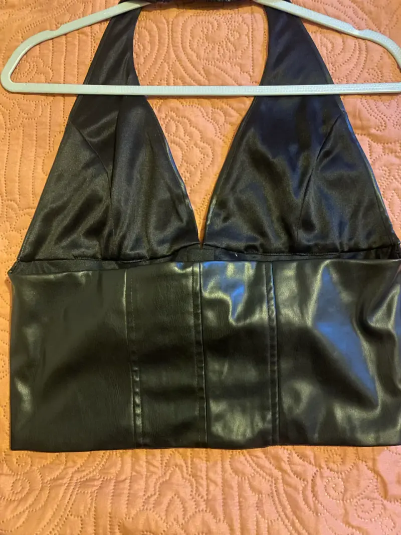 Top de cuero sintético negro con tirantes - 2