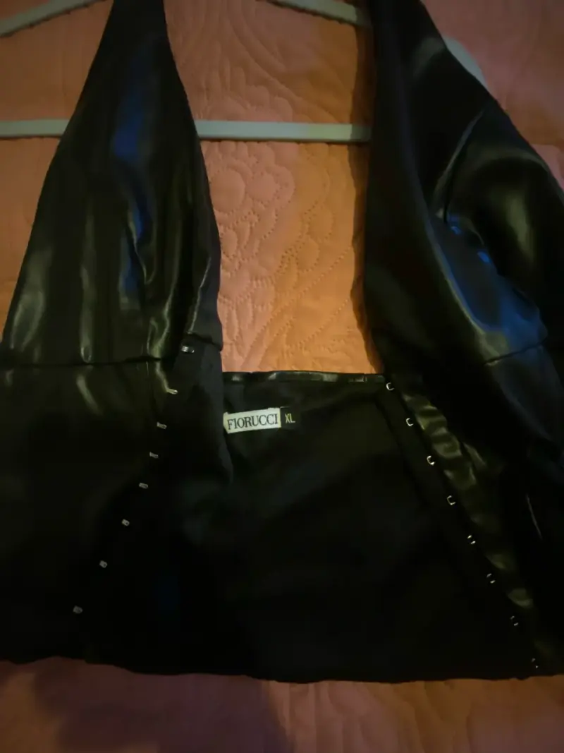 Top de cuero sintético negro con tirantes - 3