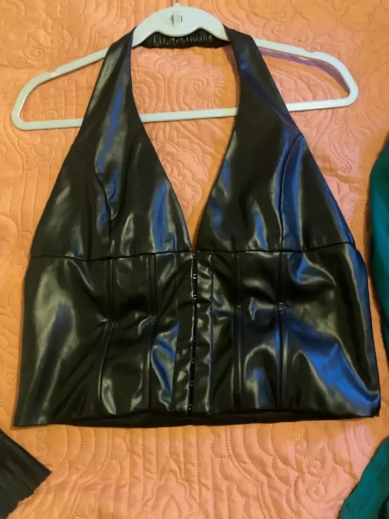 Top de cuero sintético negro con tirantes - 4