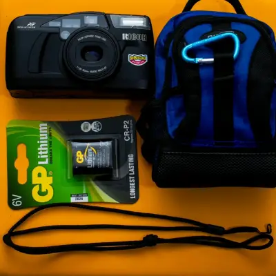 Cámara analógica Ricoh AF con estuche y batería - miniatura 1