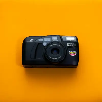 Cámara analógica Ricoh AF con estuche y batería - miniatura 2
