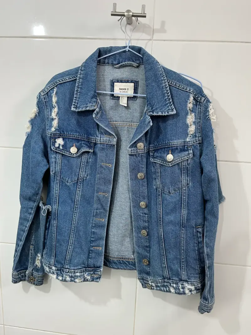 Chaqueta de mezclilla Forever 21 desgastada - 1