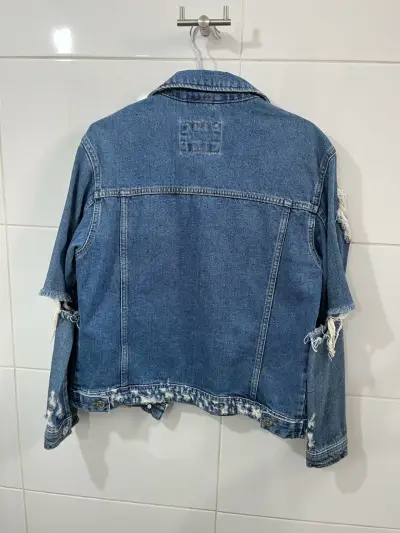Chaqueta de mezclilla Forever 21 desgastada - miniatura 2