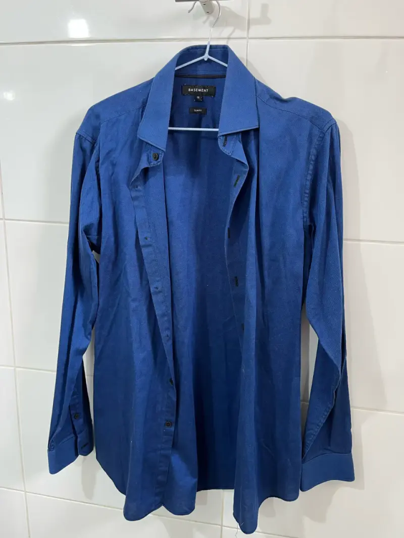 Camisa azul Basement para hombre