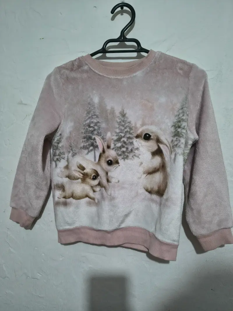 Suéter infantil con diseño de conejos - 1
