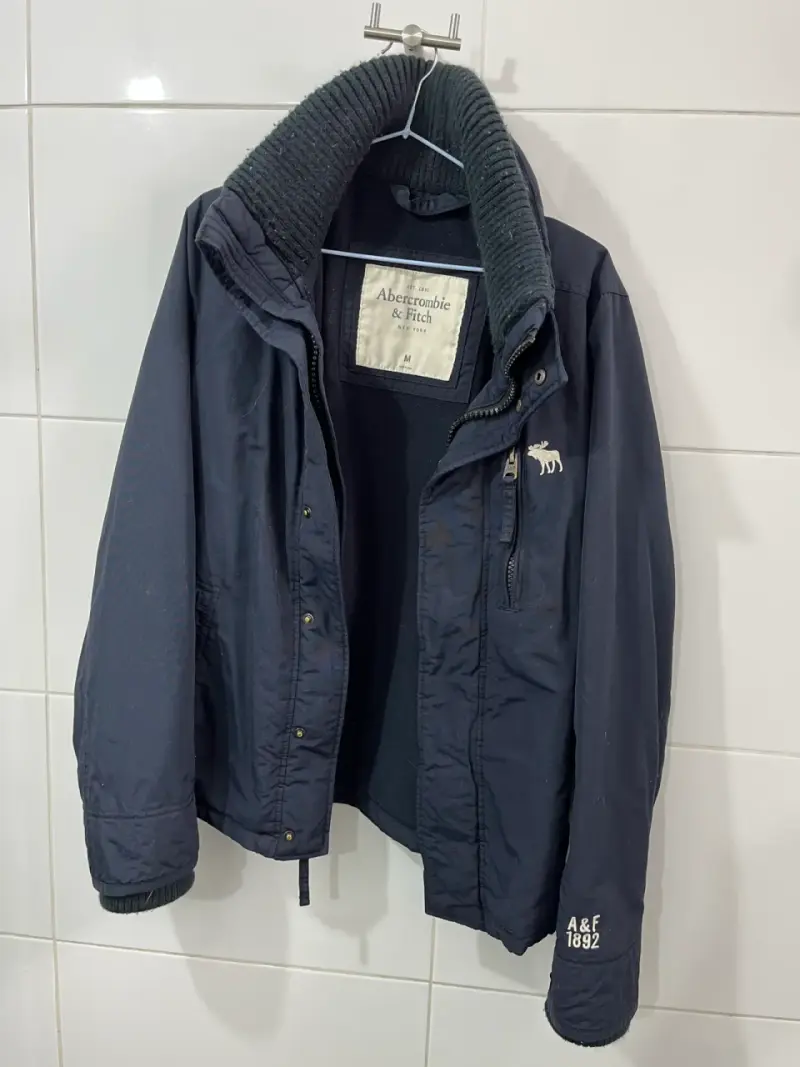 Chaqueta Abercrombie & Fitch azul con cuello alto - 1