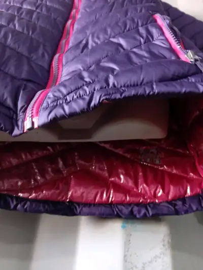 Chaqueta morada impermeable para mujer - miniatura 2