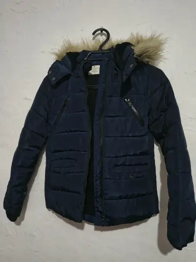 Chaqueta acolchada azul con capucha de pelaje - miniatura 1
