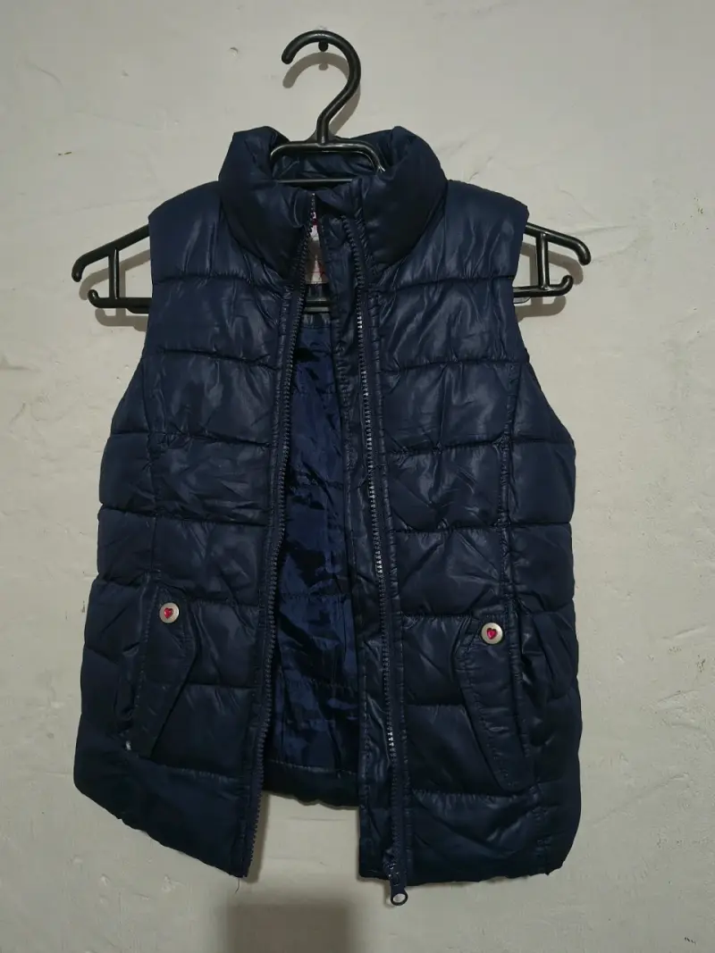 Chaqueta acolchada azul con capucha de pelaje - 2