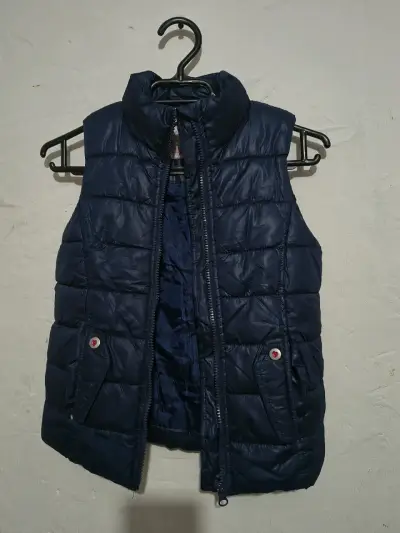 Chaqueta acolchada azul con capucha de pelaje - miniatura 2