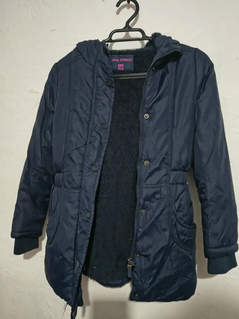 Chaqueta acolchada azul con capucha de pelaje - 3